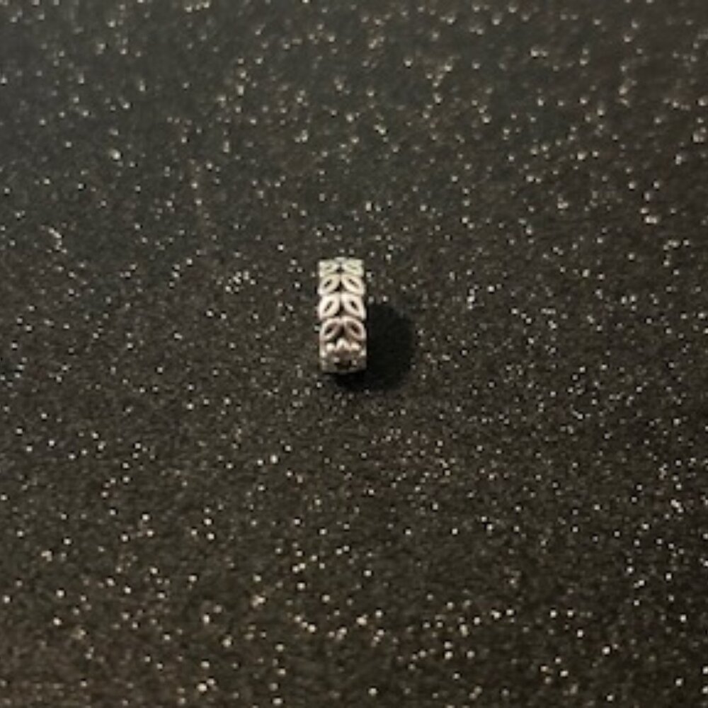 Pandora:Floral round charm